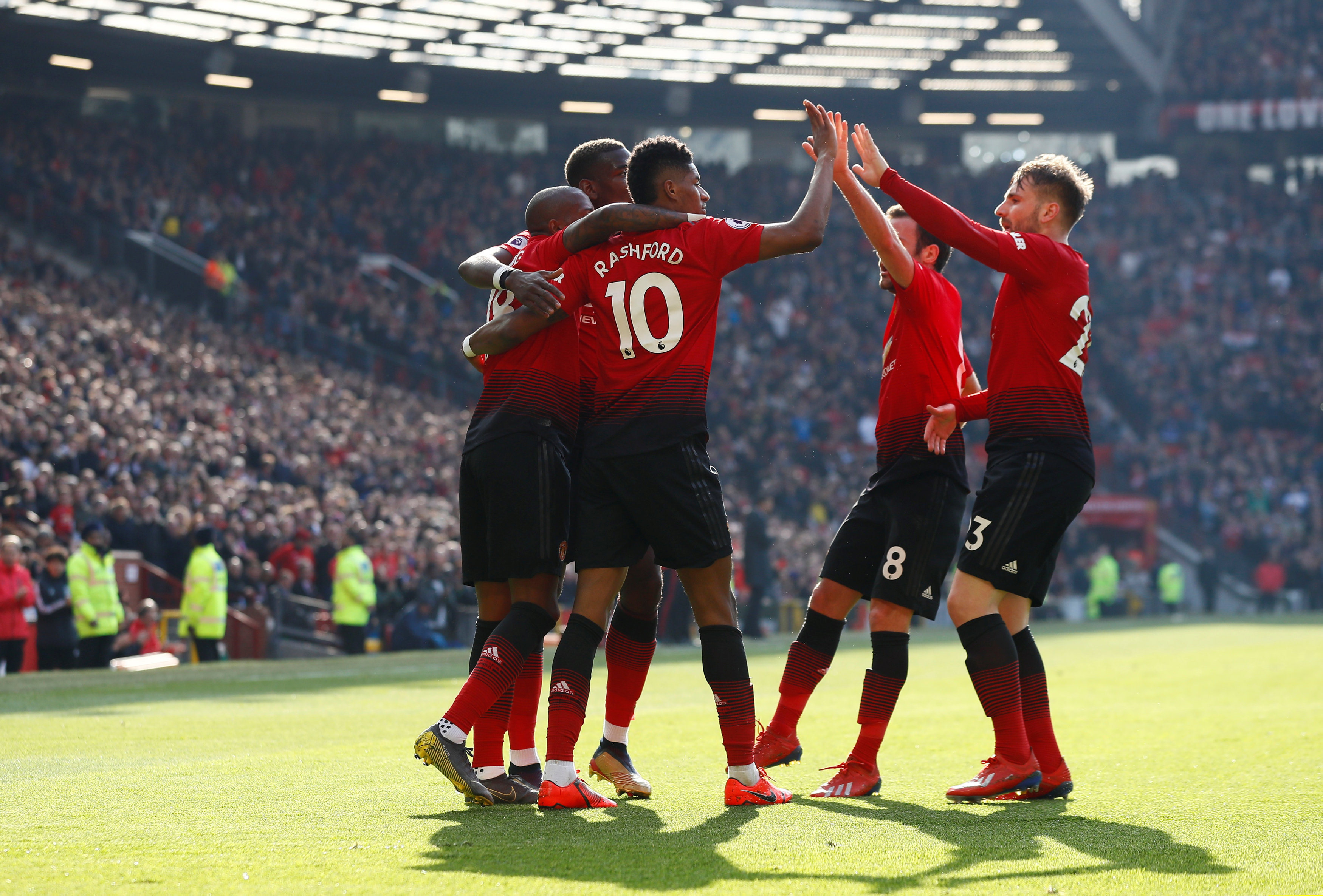 镜头扫过蜿 镜头扫过蜿